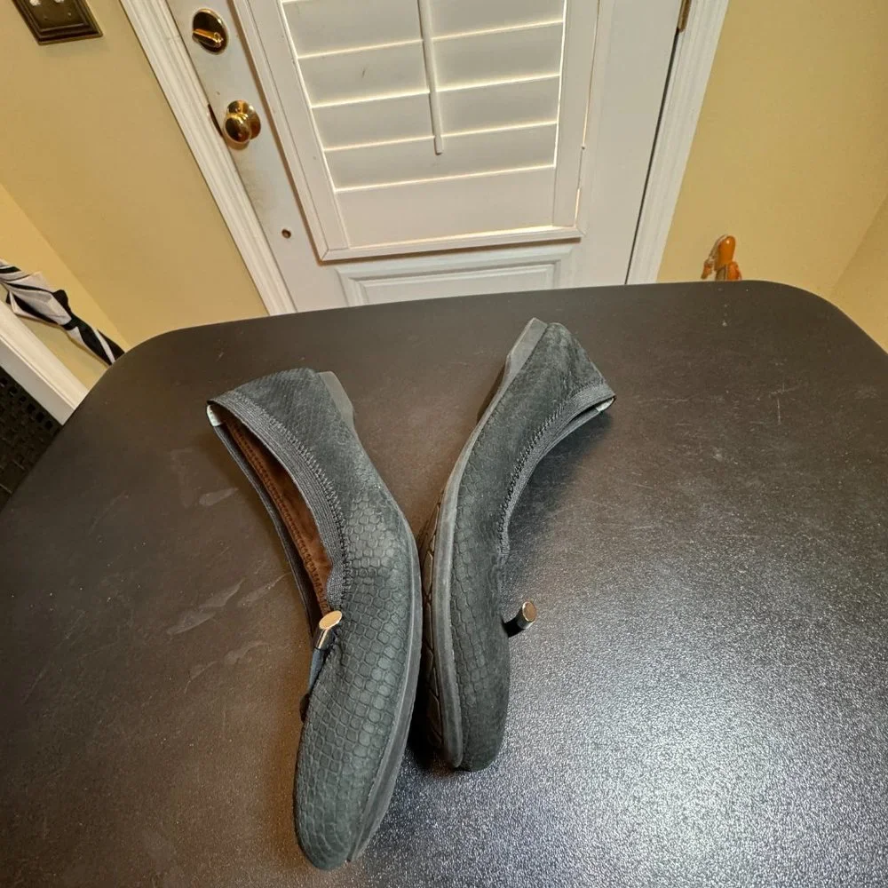 Me Too size 7.5 black leather flats